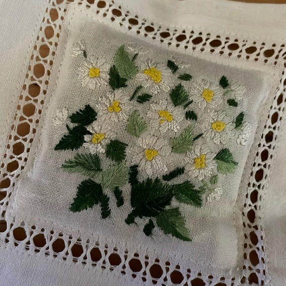 Lovely lavender handkerchief sachet w/ embroidery and daisy detail, ~4.5”X 4.5” - Picture 2 of 7